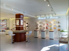 商場(chǎng)室內(nèi)化妝品店裝修圖