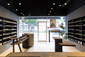 時(shí)尚化妝品店門頭落地窗裝修效果圖片