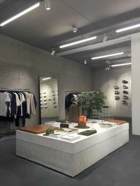 室內(nèi)現(xiàn)代風格服裝店裝修效果圖