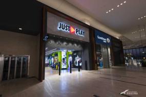 小型童裝店室內掛衣架裝修效果圖片