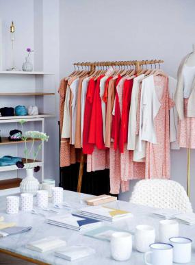 現(xiàn)代風(fēng)格女服裝店室內(nèi)裝修效果圖圖片