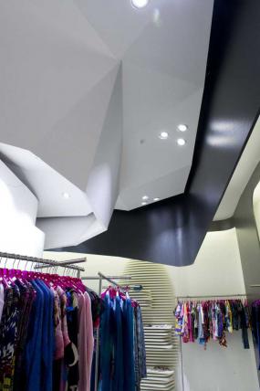 簡歐風(fēng)格精品女服裝店門面裝修實景圖