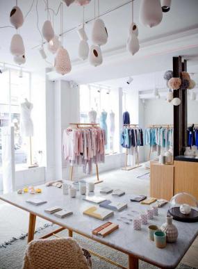 現(xiàn)代女服裝店室內(nèi)吸頂燈裝修效果圖片