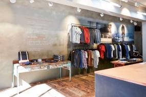 男服裝店室內展示架裝修效果圖片
