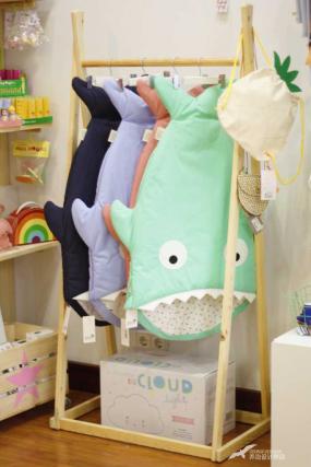 室內(nèi)現(xiàn)代簡約風格童裝店裝修效果圖