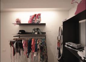 最新小型女裝店設(shè)計(jì)裝飾效果圖片