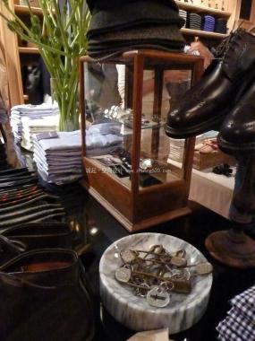 最新男裝店貨架設(shè)計(jì)裝飾效果圖
