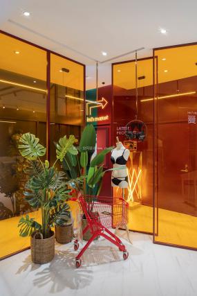 最新內(nèi)衣店裝飾實景圖